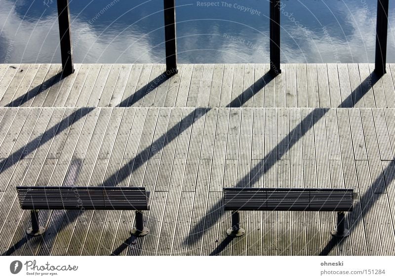 Sonnenbank Bank Steg Wasser Reflexion & Spiegelung Holz ruhig Himmel Wolken Schatten lang Bochum Industriekultur Gelassenheit Garten Park modern schön Westpark