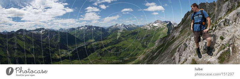 Blick nach Lech Fluss Lech Gemeinde Lech Bergsteiger wandern Bregenzerwald Bundesland Vorarlberg Bergsteigen Felsen Berge u. Gebirge Gipfel Steigung Sommer