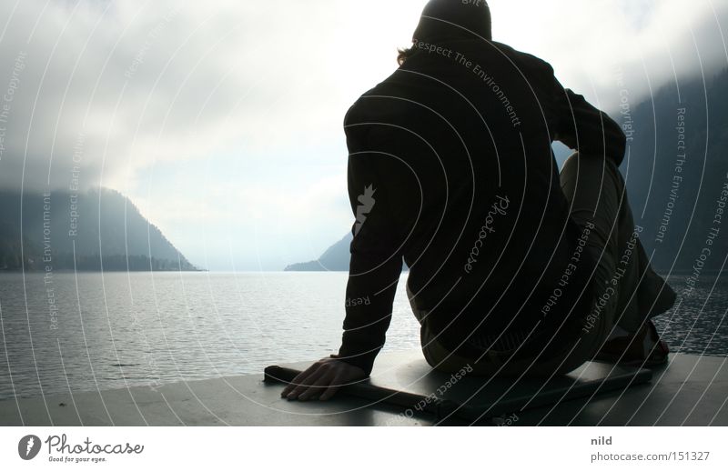 should I stay Achensee Bundesland Tirol Mann Silhouette ruhig ausschalten Meditation Gegenlicht Berge u. Gebirge schlechtes Wetter unentschlossen Konzentration