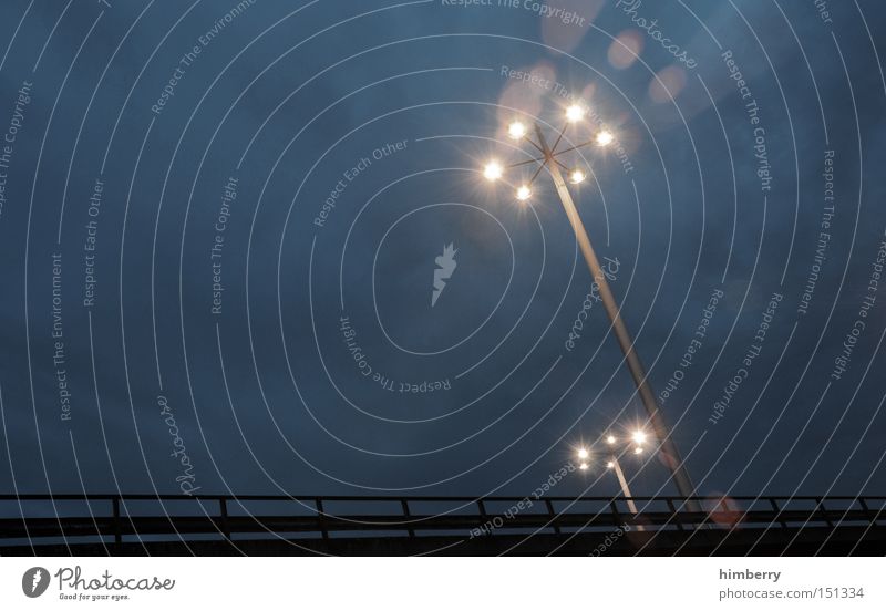 out of space Straße Brücke Laterne Straßenbeleuchtung Optik Reflexion & Spiegelung Licht Elektrisches Gerät Elektrizität Verkehr Geländer Brückengeländer