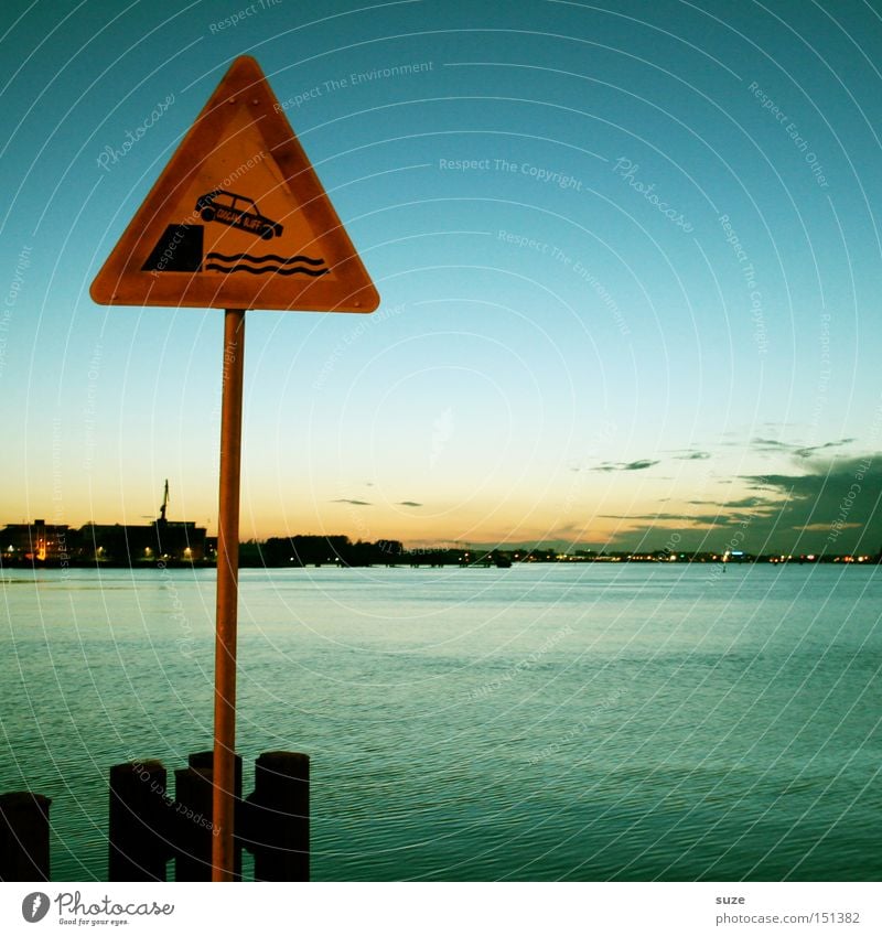 Vorsicht Kai! Umwelt Himmel Wolken Horizont Küste Ostsee Meer Hafen Verkehr Autofahren Straße Verkehrszeichen Verkehrsschild PKW Zeichen Schilder & Markierungen