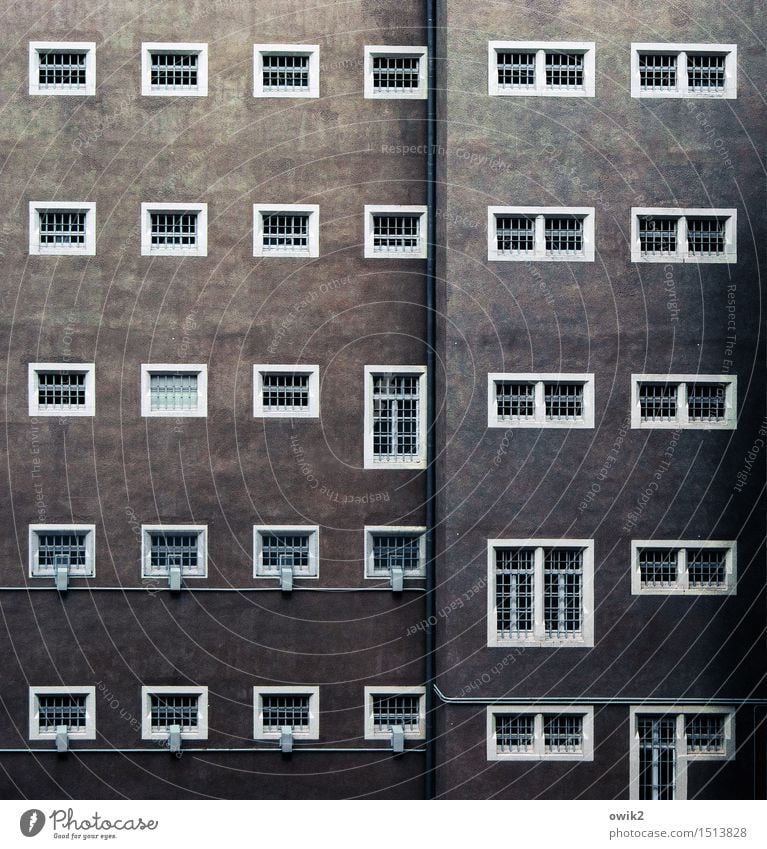 Justizvollzugsanstalt Bauwerk Gebäude Architektur Zellenfenster Gefängniszelle Gitter Fenstergitter Mauer Wand Fassade Sehenswürdigkeit Denkmal bedrohlich