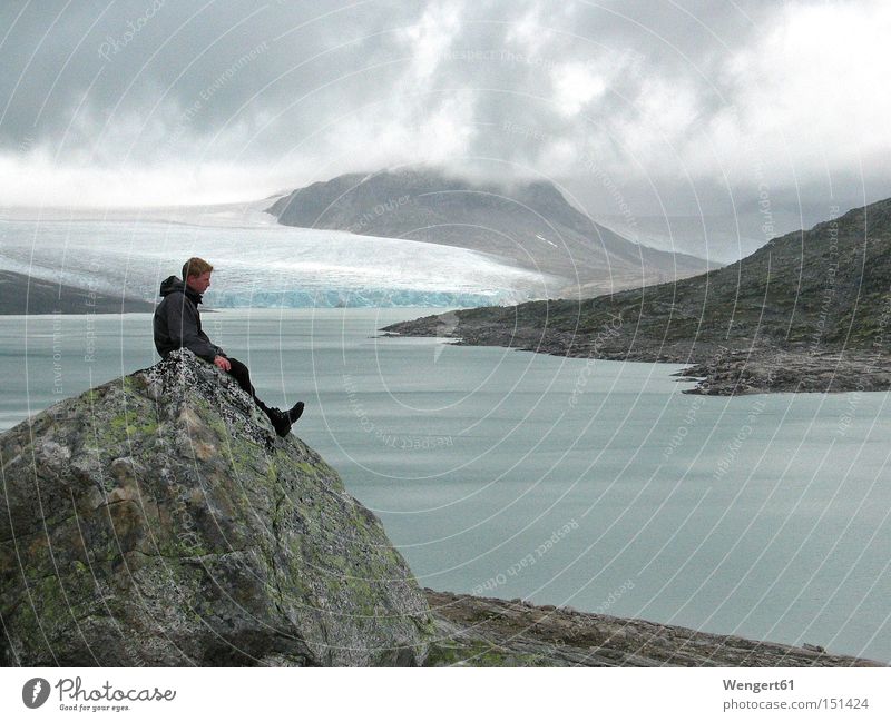 Kurz vor dem Himmel Norwegen See Berge u. Gebirge Gletscher Schnee Eis Wolken Felsen Regen Einsamkeit leer kalt Europa Wasser Farbe grau Farbe blau