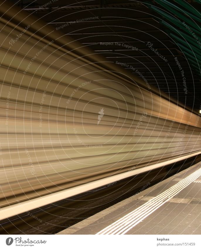 > Eisenbahn Güterzug Güterwaggon Ware Bahnsteig Bahnhof Geschwindigkeit Durchgang Streifen Verkehr SBB