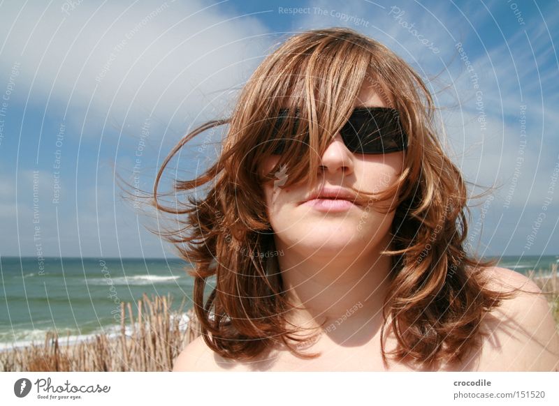 Strandnixe ll Frau Meer Haare & Frisuren wehen Wind Sonnenbrille Sand Wellen Wolken Mund Lippen schön