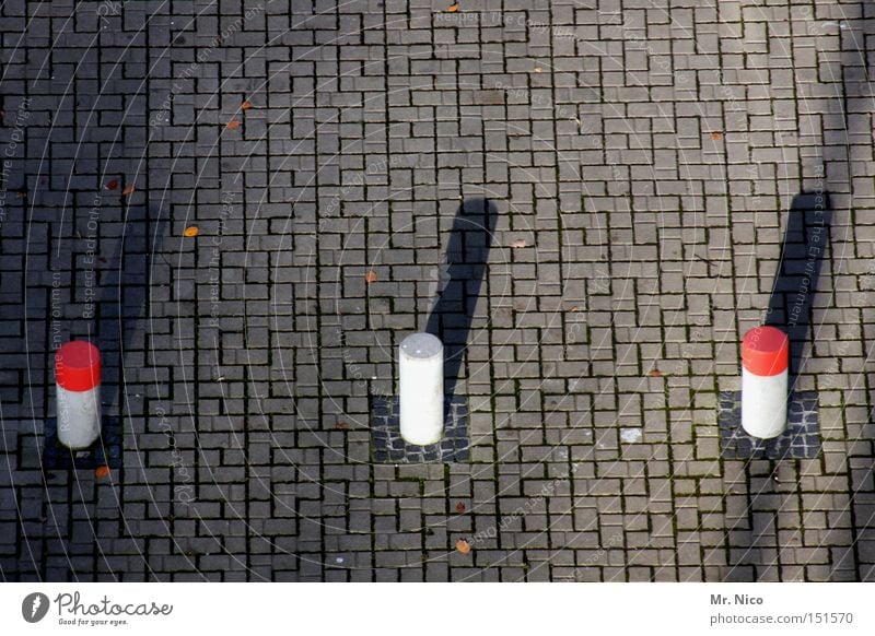 l/ l/ l/ Sackgasse Grenze Poller 3 rot-weiß Schatten Muster links rechts Warnhinweis Warnschild Verkehrswege gefährlich Pfosten Kopfsteinpflaster Mitte trio