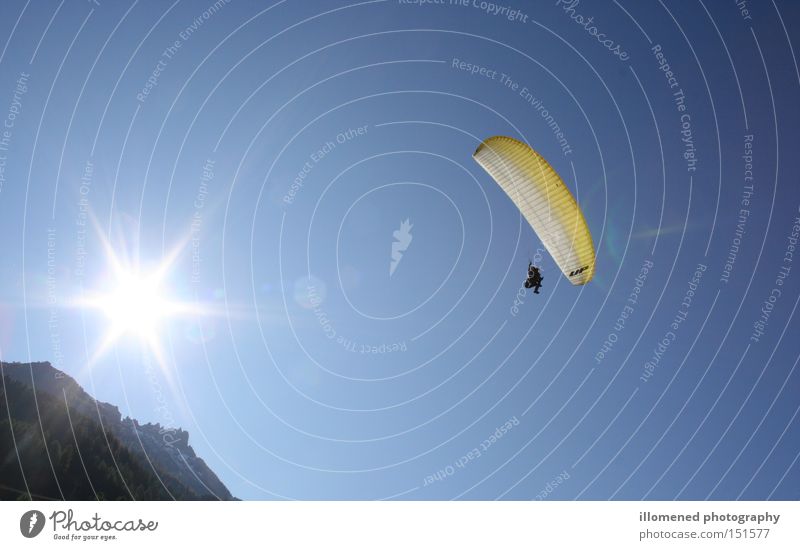 Mit der Sonne im Rücken Gleitschirmfliegen gleiten Sport Extremsport Spielen Stubaital Paramountgliding Neustift Luftverkehr Elfer 11er Hangstart