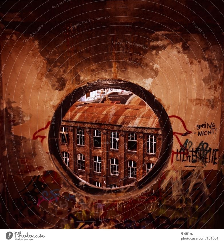 H 08.2 Guckloch Treppenhaus Fenster rund Aussicht kaputt dreckig Fabrik Etage Demontage verfallen Graffiti Fabrikhalle Gebäude Hannover Zerstörung Vandalismus