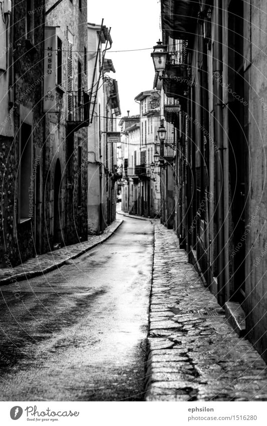 Street Dorf Kleinstadt Stadt Stadtzentrum Altstadt Haus Einfamilienhaus Bauwerk Gebäude Architektur alt ästhetisch schwarz weiß Mallorca Schwarzweißfoto