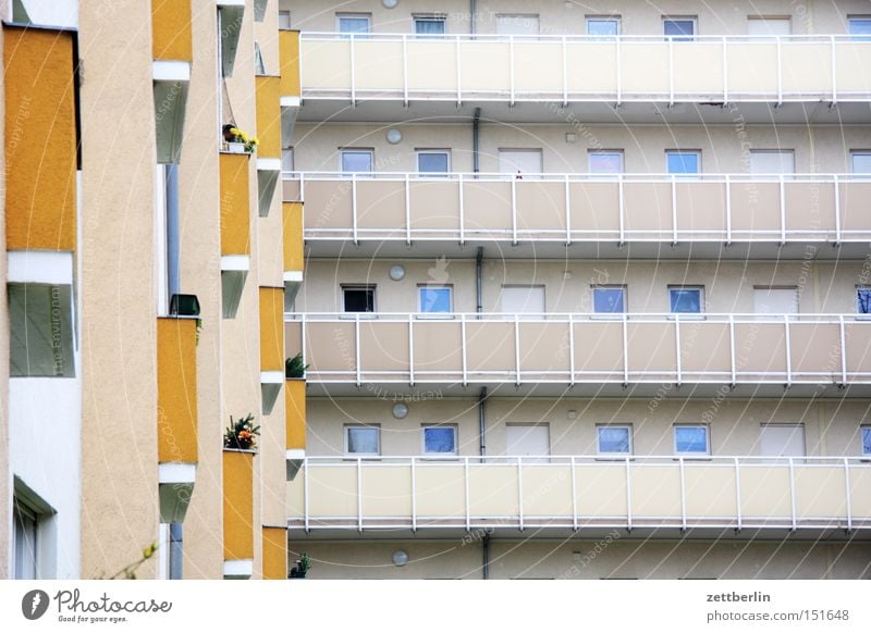 Mittlere Wohnlage Haus Neubau Neubausiedlung Block Wohnhochhaus Plattenbau Fassade Balkon Fenster Fensterfront Mieter Vermieter Häusliches Leben Berlin