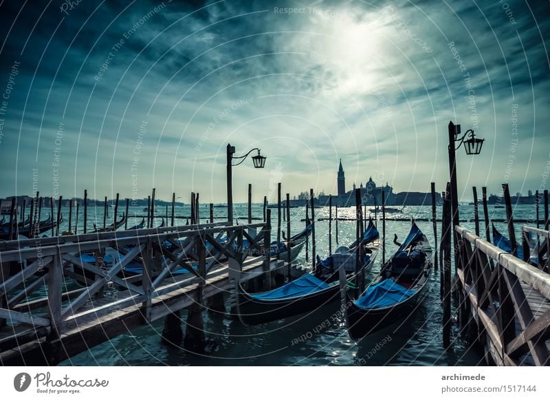 Venedig Ferien & Urlaub & Reisen Tourismus Meer Himmel Wolken Stadt Kirche Verkehr Wasserfahrzeug alt Gondeln Weltkulturerbe Veneto piazza san marco Venezien