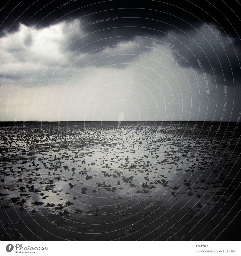 watt ... Wattenmeer Nordsee Gewitter bedrohlich Wolken dramatisch Wattwürmer Ebbe Gezeiten Sturm Schwarzweißfoto Meer