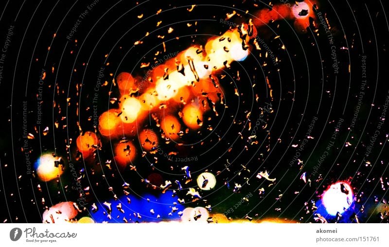 leichter Regen Stadt Lampe Farbe Fenster Wasser Tropfen Stadtlicht Wassertropfen Lichtspiel Farbenspiel leuchtende Farben Leuchtreklame abstrakt Lichtfleck