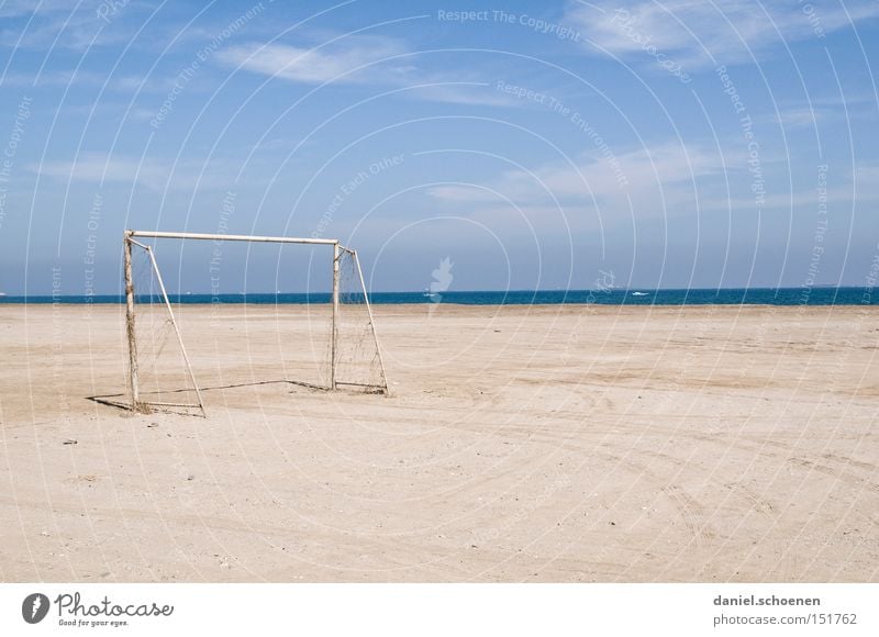 Traumstrand 2 Strand Himmel Horizont blau weiß Surrealismus Meer Wasser Ferien & Urlaub & Reisen Tor Fußball Wolken verfallen Küste