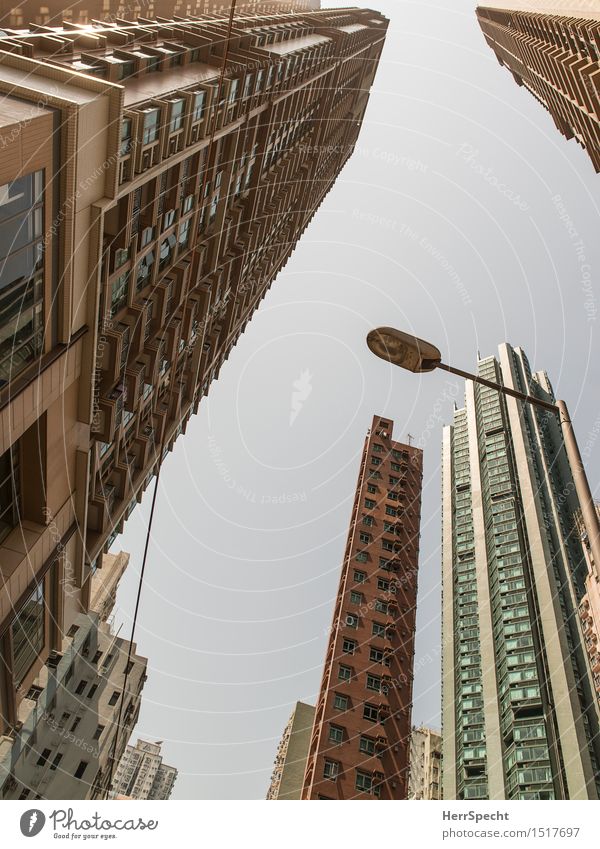 Fallende Türme Himmel Wolkenloser Himmel Hongkong Stadt Stadtzentrum Skyline Hochhaus Bauwerk Gebäude Architektur Fassade Balkon Fenster bedrohlich gigantisch