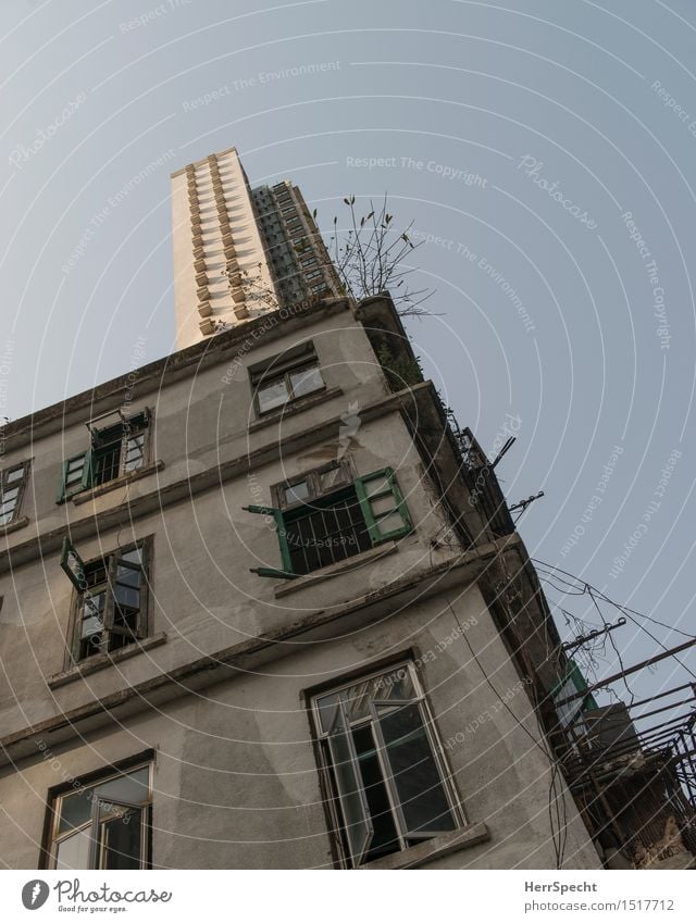 Dachaufbau Hongkong Stadtzentrum Altstadt Haus Hochhaus Ruine Bauwerk Gebäude Architektur Mauer Wand Fassade Balkon Fenster alt außergewöhnlich dunkel eckig