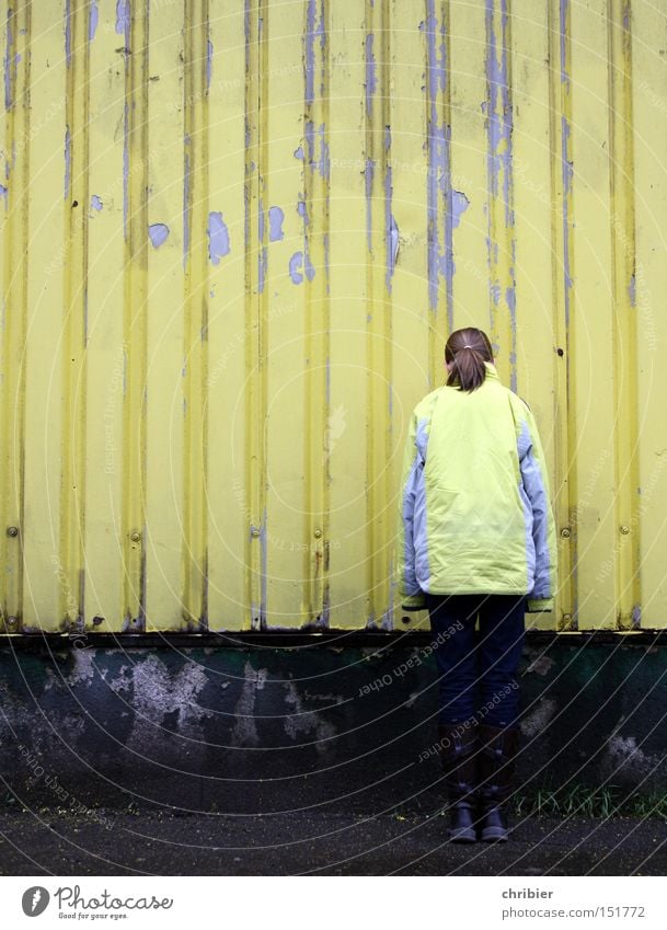 VIERZIG nach EINEM gelb Wand verstecken Tarnung verfallen Farbe Farbstoff trist Einsamkeit Jacke Mode abblättern Lack Blech Industrie Jugendliche chribier