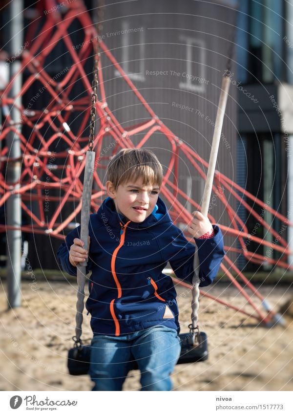 schaukeln Ausflug Mensch maskulin Kind Junge Kindheit 1 3-8 Jahre Herbst Winter Schönes Wetter Spielplatz Jeanshose Jacke brünett blond Schaukel Sand gebrauchen