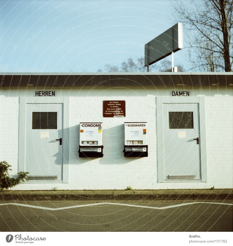 Klischee Toilette offen Dame Herr Haus Tür Automat Kondom Süßwaren Parkplatz Lomografie Dorf Hinweisschild Buchstaben Schriftzeichen Bedürfnisanstalt