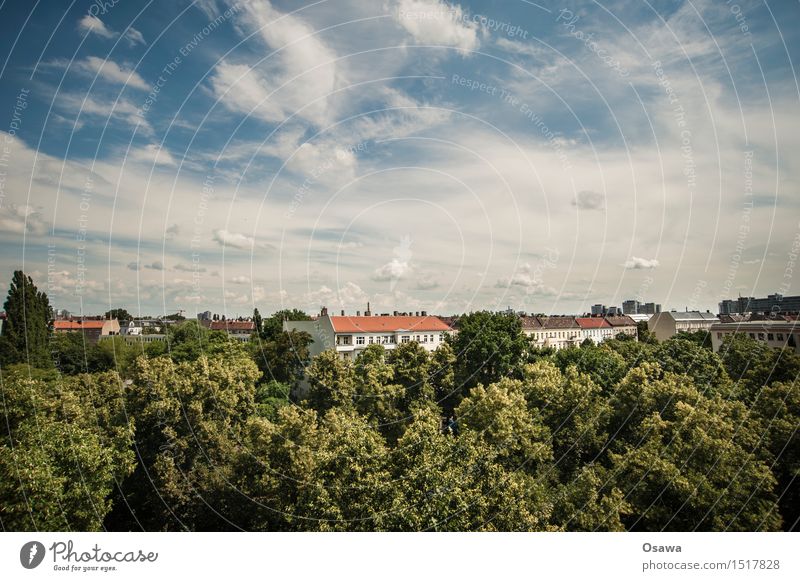 Wühlisch Ecke Holtei Stadt Haus Gebäude Architektur blau Himmel Wolken grün Baum Baumkrone Blatt Dach Berlin Friedrichshain Lebensqualität Luftqualität