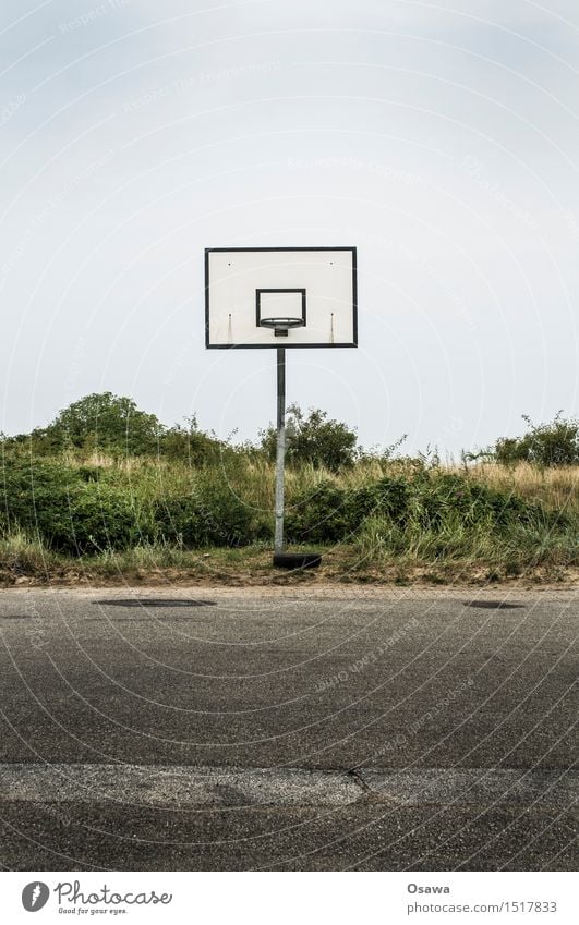 Amrum / Basketball Lifestyle Leben Spielen Ferien & Urlaub & Reisen Tourismus Sport Fitness Sport-Training Ballsport Basketballkorb Menschenleer Asphalt Stadt