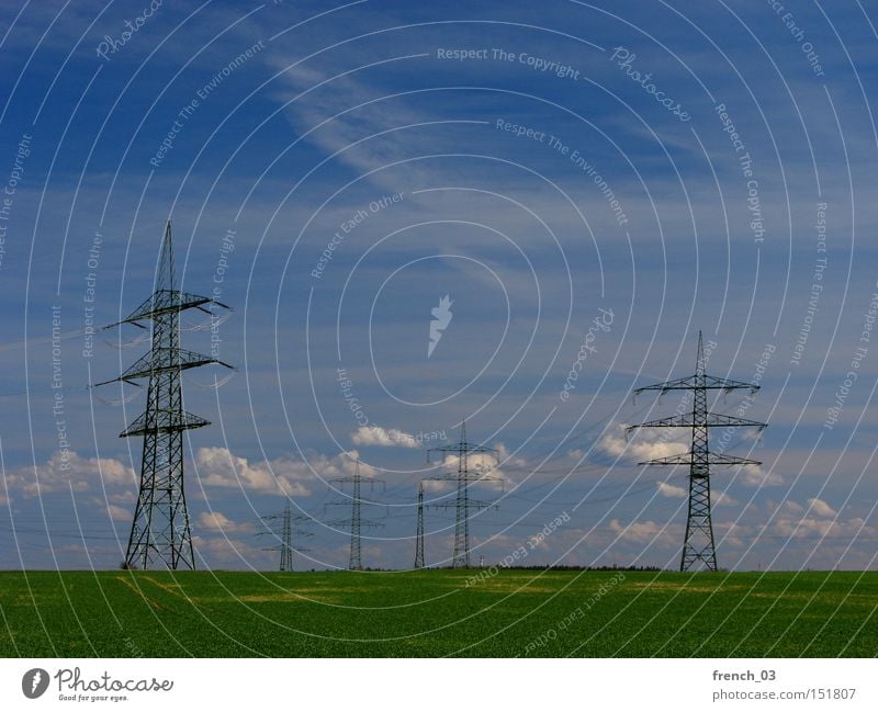 Überall Strom III Elektrizität Energie Natur Politik & Staat Strommast Umwelt Landwirtschaft Abhängigkeit Güterverkehr & Logistik Landschaft Ferne