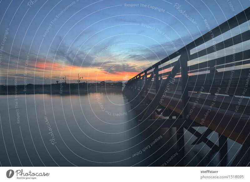 Boardwalk Sonnenuntergang Ferien & Urlaub & Reisen Abenteuer Himmel Sonnenaufgang Fischerdorf Brücke blau gelb orange rot Erfolg friedlich Farbfoto Dämmerung