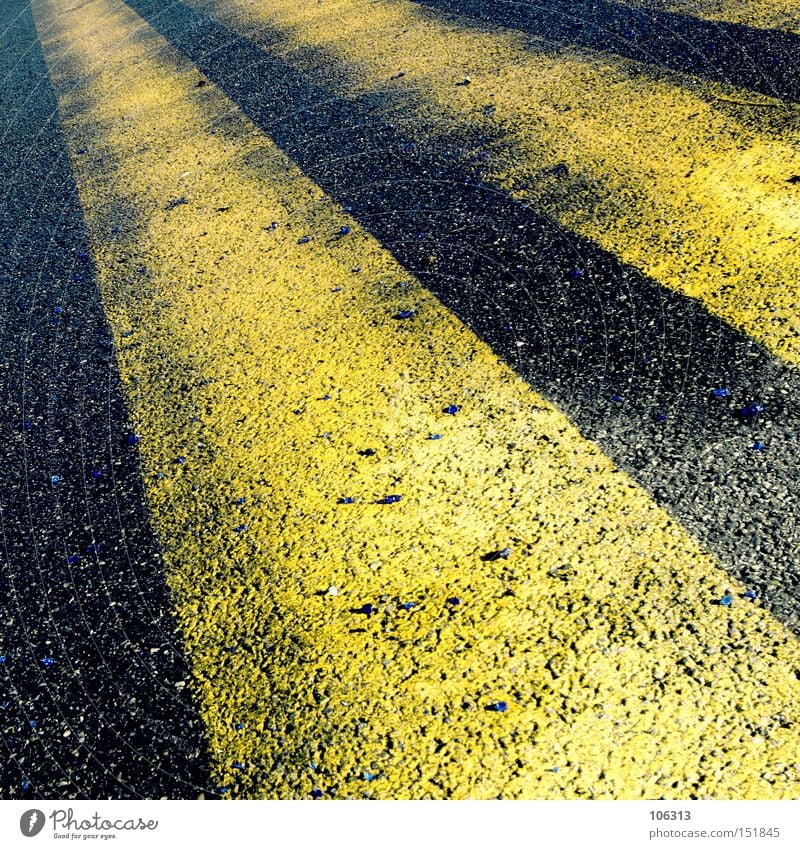 Fotonummer 106474 Schilder & Markierungen Fahrbahn gelb Sonnenstrahlen Fälschung Asphalt Streifen graphisch Perspektive Zentralperspektive fahren Flughafen