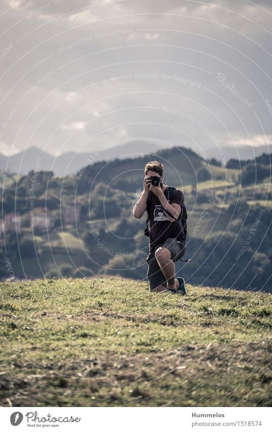 Fotograf im Freien Ferien & Urlaub & Reisen Sommer Mensch maskulin Junger Mann Jugendliche Erwachsene 1 18-30 Jahre Arbeit & Erwerbstätigkeit knien ästhetisch