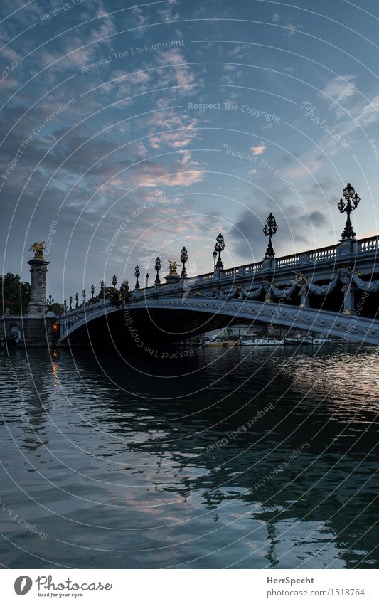 Pont Alexandre III Himmel Wolken Schönes Wetter Flussufer Seine Paris Frankreich Hauptstadt Brücke Bauwerk Sehenswürdigkeit alt ästhetisch historisch blau grau