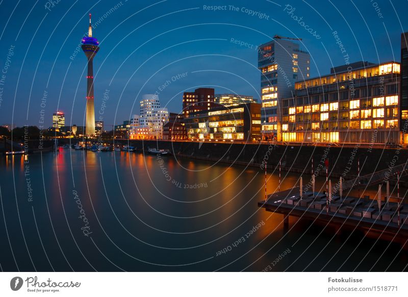 Düsseldorf Medienhafen Lifestyle Stil Wasser Deutschland Stadt Haus Turm Architektur Sehenswürdigkeit Hafen blau mehrfarbig Stimmung Kultur Kunst Farbfoto