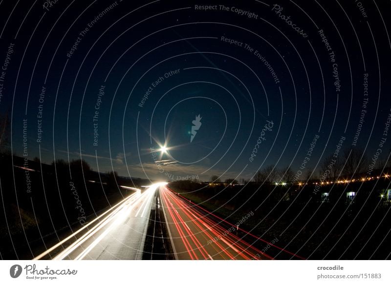 Sternstraße Autobahn Straße Verkehr Mond Licht Nacht dunkel Abend Geschwindigkeit Weltall Baum Wolken Langzeitbelichtung schön Kraft Stern (Symbol) Bewegung