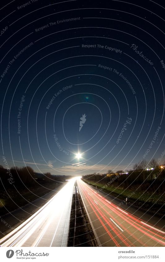 Sternstraße Autobahn Straße Verkehr Mond Licht Nacht dunkel Abend Geschwindigkeit Weltall Baum Wolken Verkehrswege Langzeitbelichtung schön Stern (Symbol)