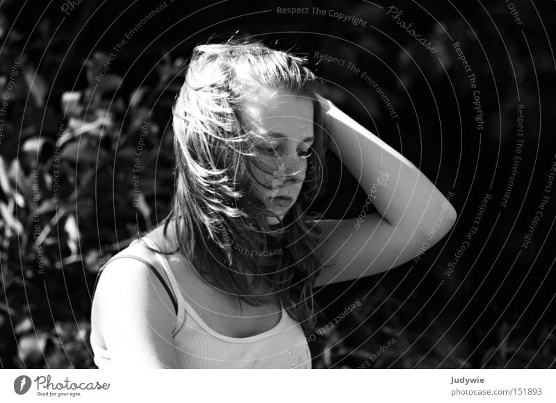 Es war windig Schwarzweißfoto Wind Sturm Gedanke Frau Sommer Gefühle Trauer Top Verzweiflung Haare & Frisuren nachdenken Traurigkeit Wetter