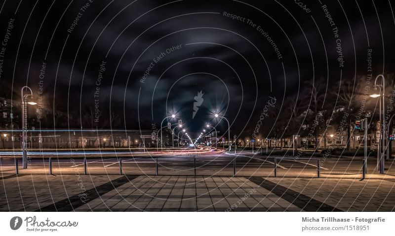 Stadtlichter Sightseeing Städtereise Himmel Wolken Nachthimmel Stern Wetter Menschenleer Verkehr Verkehrsmittel Verkehrswege Straßenverkehr Autofahren