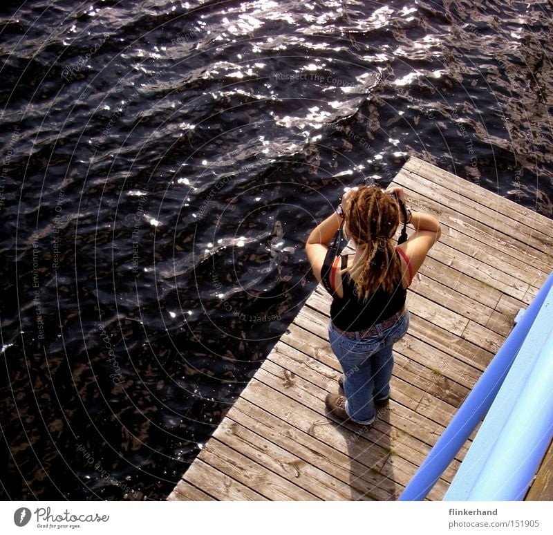 la foto See Meer blau Fotokamera Steg Ferne Wasser nass Frau Holz Ferien & Urlaub & Reisen Erholung Konzentration Freizeit & Hobby Sommer Schweden Badesee