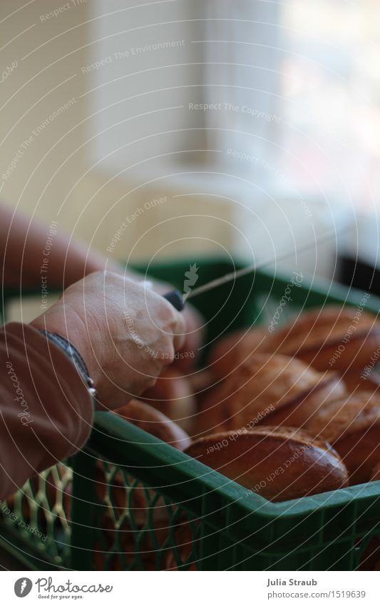 Brötchen aufschneiden Messer Hand Arbeit & Erwerbstätigkeit braun grün Ausdauer Korb Uhr Farbfoto Tag Zentralperspektive