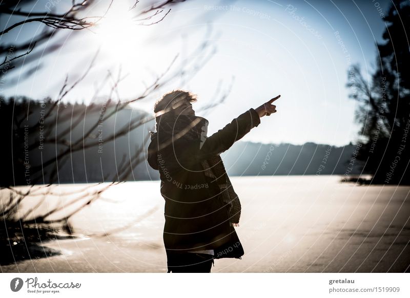 Hier und dort Mensch maskulin Junger Mann Jugendliche 1 18-30 Jahre Erwachsene Natur Wasser Himmel Sonnenlicht Winter Schönes Wetter Eis Frost Baum Wald Seeufer