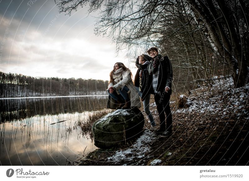 Zwei Seiten Mensch Freundschaft 3 18-30 Jahre Jugendliche Erwachsene Natur Urelemente Winter Wald atmen genießen hocken Blick dunkel hell Stimmung Zufriedenheit