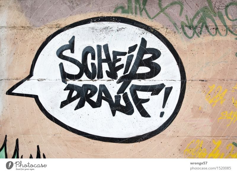 Schwarz auf weiß Mauer Wand Beton Schriftzeichen Graffiti braun gelb schwarz Gefühle Toleranz ignorant Verachtung Frustration Verbitterung Gleichgültigkeit