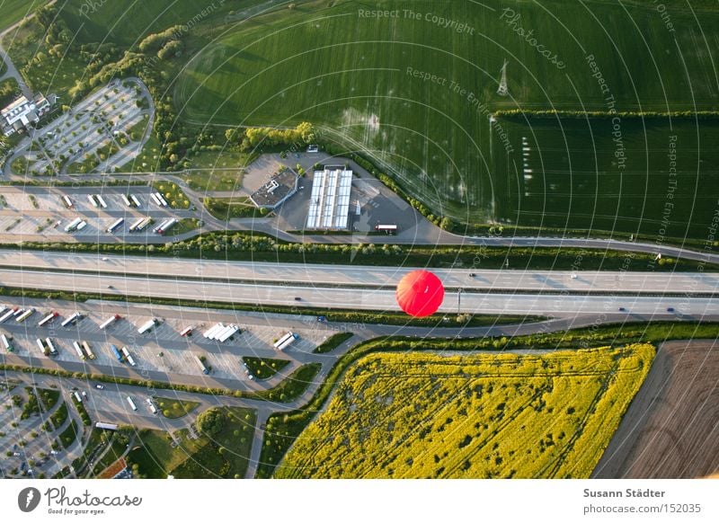 Miniaturwelt Autobahn Luft Ballone Dresden Sachsen rot Luftballon Sommer Feld KFZ Rastplatz Autobahnraststätte Geschwindigkeit parken Luftverkehr PKW