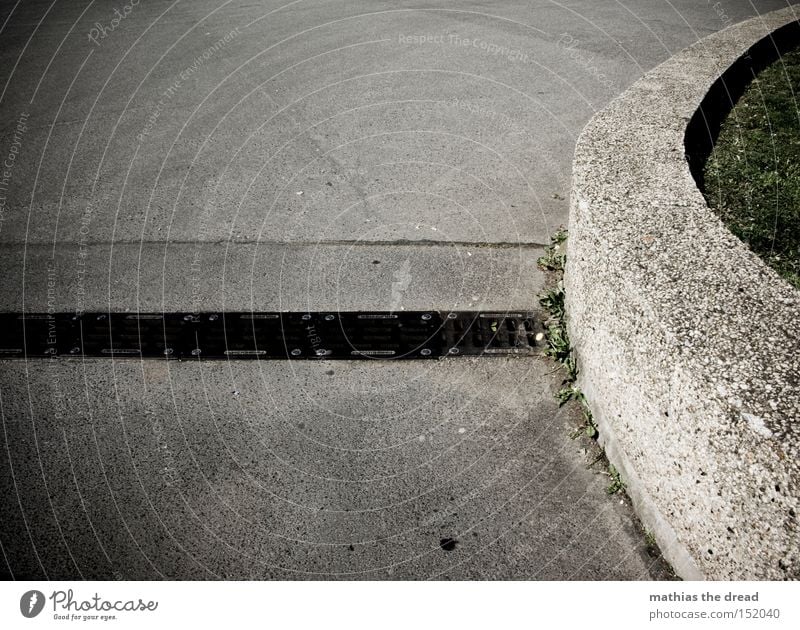 HOLZ Beton Stein Straße Kurve grau Linie Tod bewegungslos kalt unfreundlich Grasnarbe schwarz Schatten Stillleben Verkehrswege Mineralien Treppe