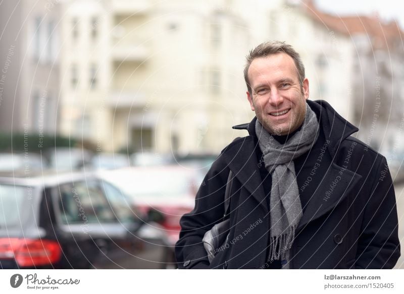 Junge gut aussehend zuversichtlich, modische Mann steht in einer städtischen Straße Glück Gesicht Windstille Winter maskulin Erwachsene 1 Mensch 30-45 Jahre