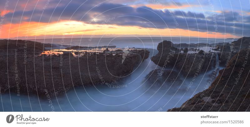 Langzeitbelichtung von Felsen bei Sonnenuntergang Natur Landschaft Wasser Sonnenaufgang Unwetter Wellen Küste Strand Meer blau mehrfarbig gelb gold orange rosa