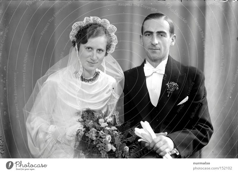 Gegensatz Hochzeit Paar alt Vergangenheit Sammlung Blumenstrauß Schleier Liebe Ring Versprechen Scheidung analog Erzählung Eltern Mensch Standesamt Liebespaar