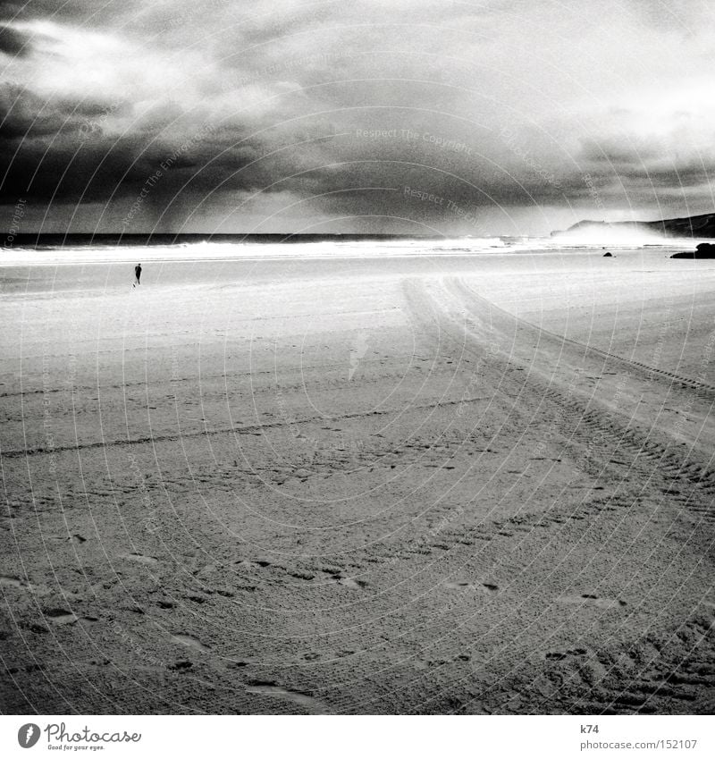 rain Himmel Wetter Wolken Spuren Küste Strand Meer Mensch Jogger Regen Sturm Reifenspuren Brandung Schwarzweißfoto