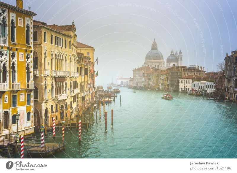 Stadtlandschaft von Venedig, Wasserkanäle mit Booten. Ferien & Urlaub & Reisen Tourismus Sommer Sonne Meer Insel Haus Natur Landschaft Himmel Wolken Kirche