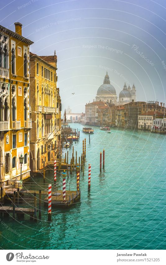 Stadtlandschaft von Venedig, Wasserkanäle mit Booten. Ferien & Urlaub & Reisen Tourismus Sommer Sonne Meer Insel Haus Natur Landschaft Himmel Wolken Kirche