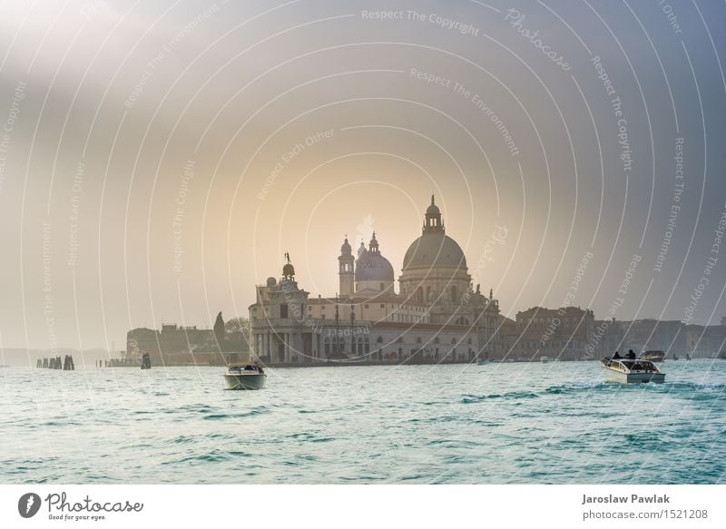 Stadtlandschaft von Venedig, Wasserkanäle mit Booten. Ferien & Urlaub & Reisen Tourismus Sommer Sonne Meer Insel Haus Natur Landschaft Himmel Wolken Kirche