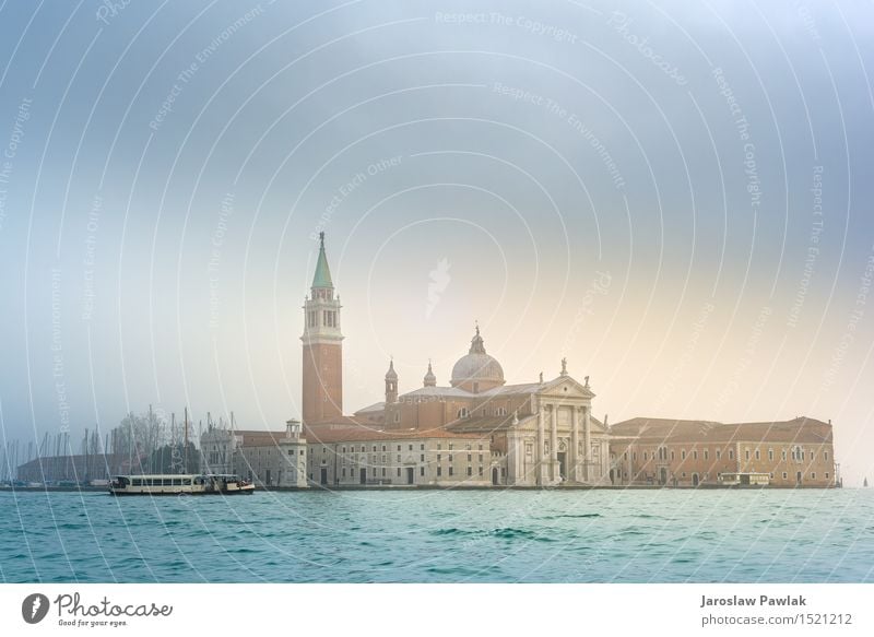 Stadtlandschaft von Venedig, Wasserkanäle mit Booten. Ferien & Urlaub & Reisen Tourismus Sommer Sonne Meer Insel Haus Natur Landschaft Himmel Wolken Kirche